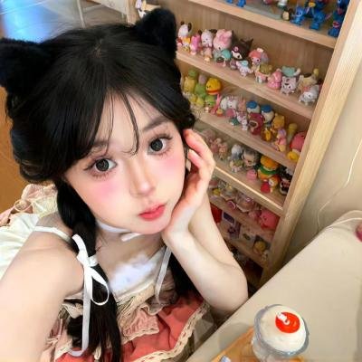 泳池里的男孩